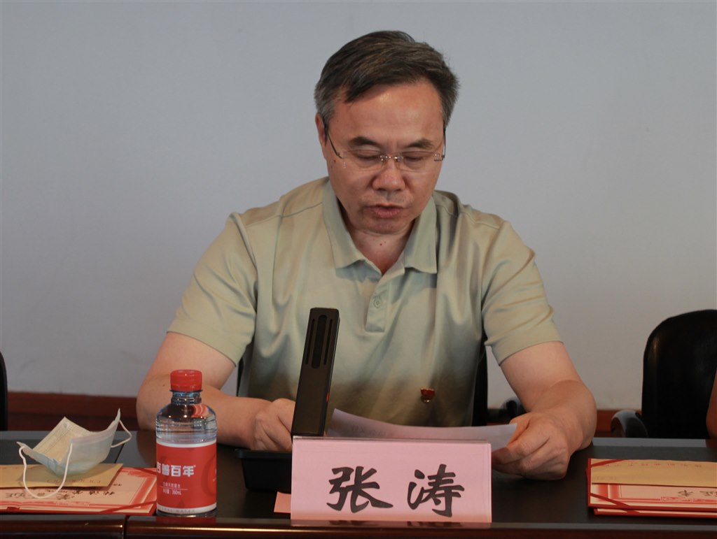 6張濤副校長宣讀《關(guān)于表彰2022年度優(yōu)秀共產(chǎn)黨員的決定》.JPG